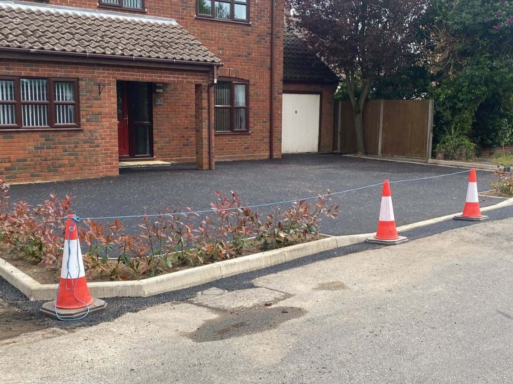 This is a newly installed tarmac driveway just installed by Folkestone Driveways